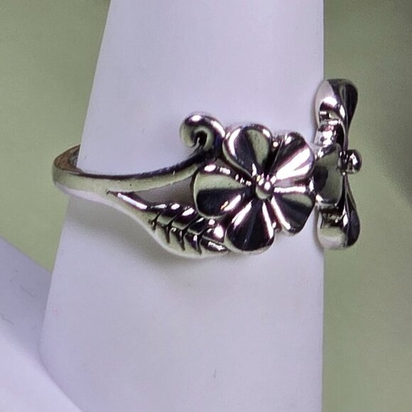 Triple Flower Band Ring With‎ Leaf Details Size 8.5 (NWOT) - Picture 3 of 6